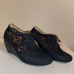 Black mini wedges with mesh